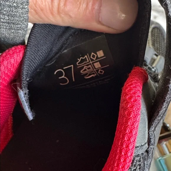 Peloton Black and Red Cycling Shoes - Picture 14 of 14